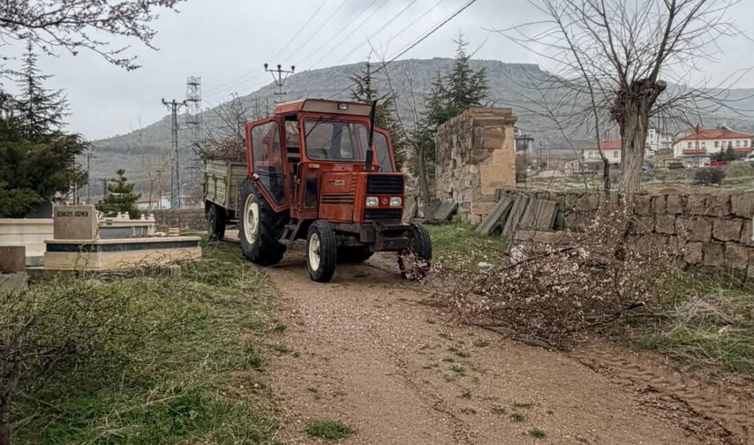 Güzelyurt Belediyesi, Yeni Mahalle Mezarlığı’nda bakım ve temizlik çalışmalarını sürdürüyor.