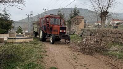 Güzelyurt Belediyesi, Yeni Mahalle Mezarlığı’nda bakım ve temizlik çalışmalarını sürdürüyor.