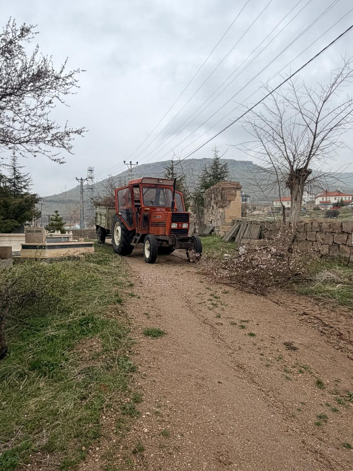 Güzelyurt Belediyesi, Yeni Mahalle Mezarlığı’nda bakım ve temizlik çalışmalarını sürdürüyor.