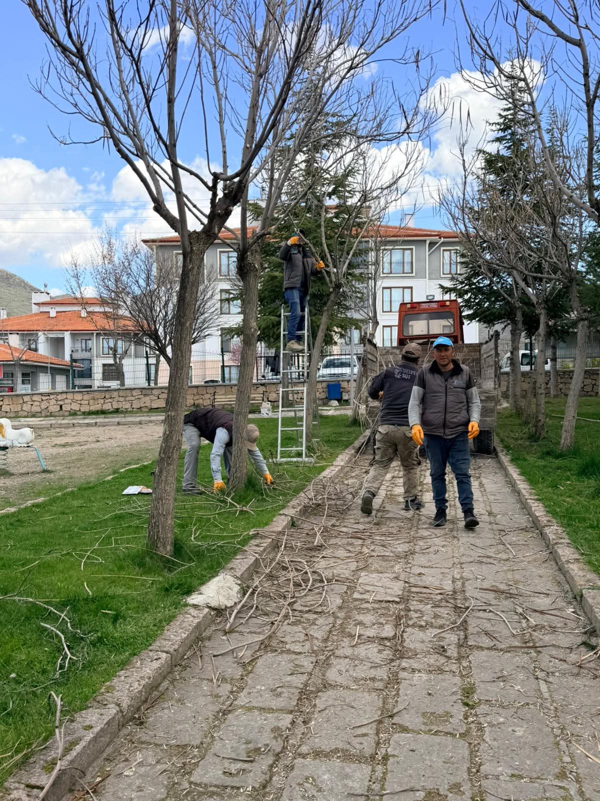 Aksaray’ın Güzelyurt ilçesinde parklar bahar mevsimi öncesinde kapsamlı bakım ve