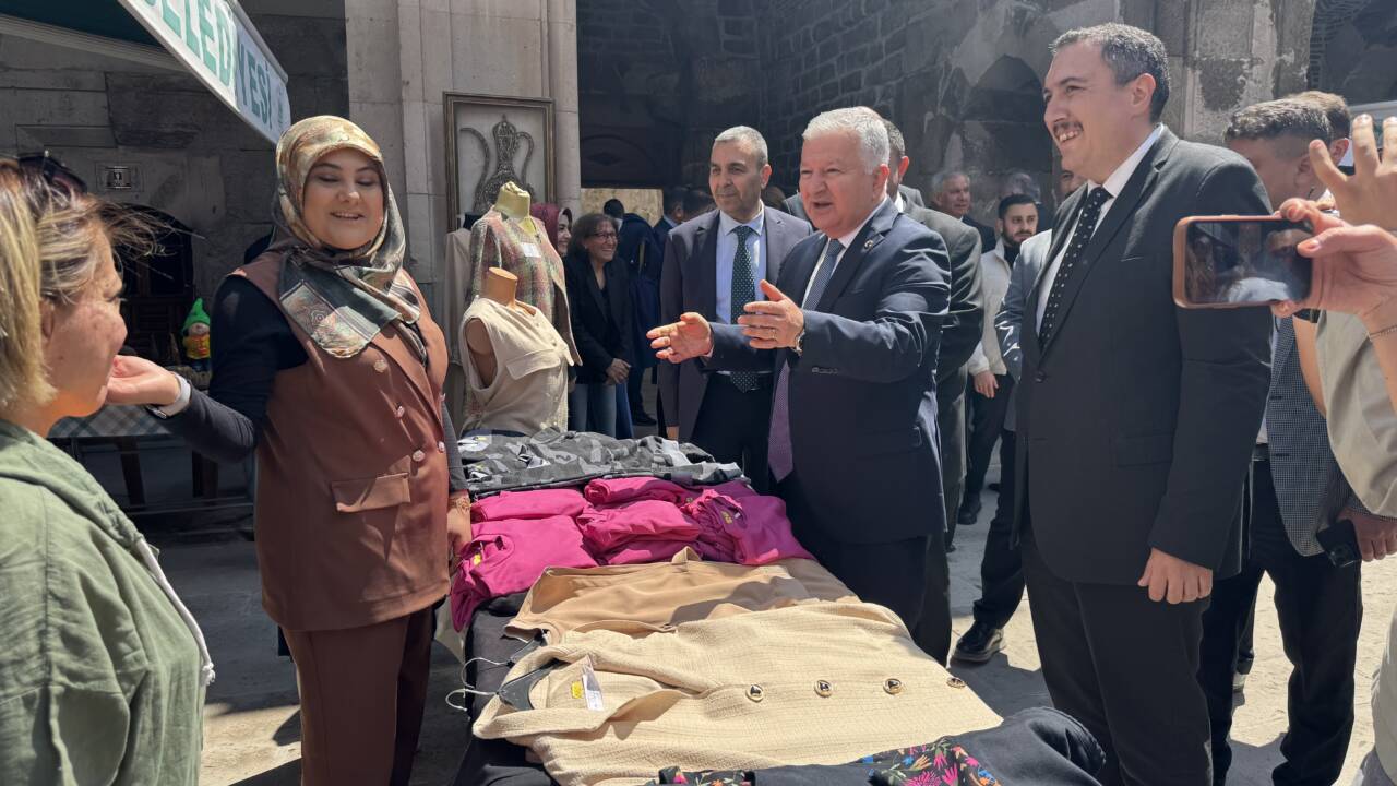 ADEM tarafından Zinciriye Medresesi’nde açılan kermes, yoğun katılımla başladı. Elde