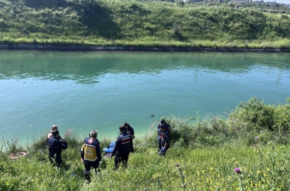 Adana'nın Yüreğir ilçesindeki sulama kanalında kadın cesedi bulundu.