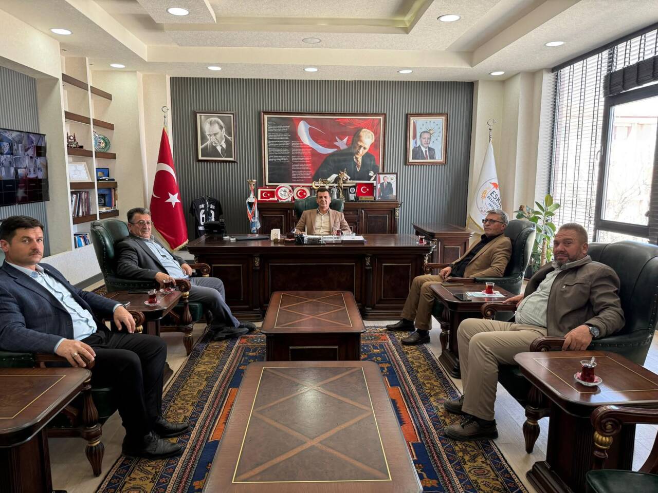 Eskil’de mahalle muhtarları, Belediye Başkan Vekili Reşat Küser’i ziyaret ederek