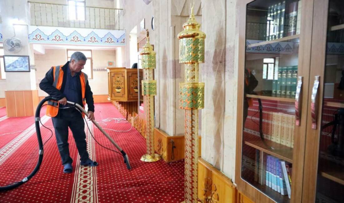 Aksaray Belediyesi ekipleri, şehir genelinde cami ve ibadethanelerde temizlik çalışmalarını