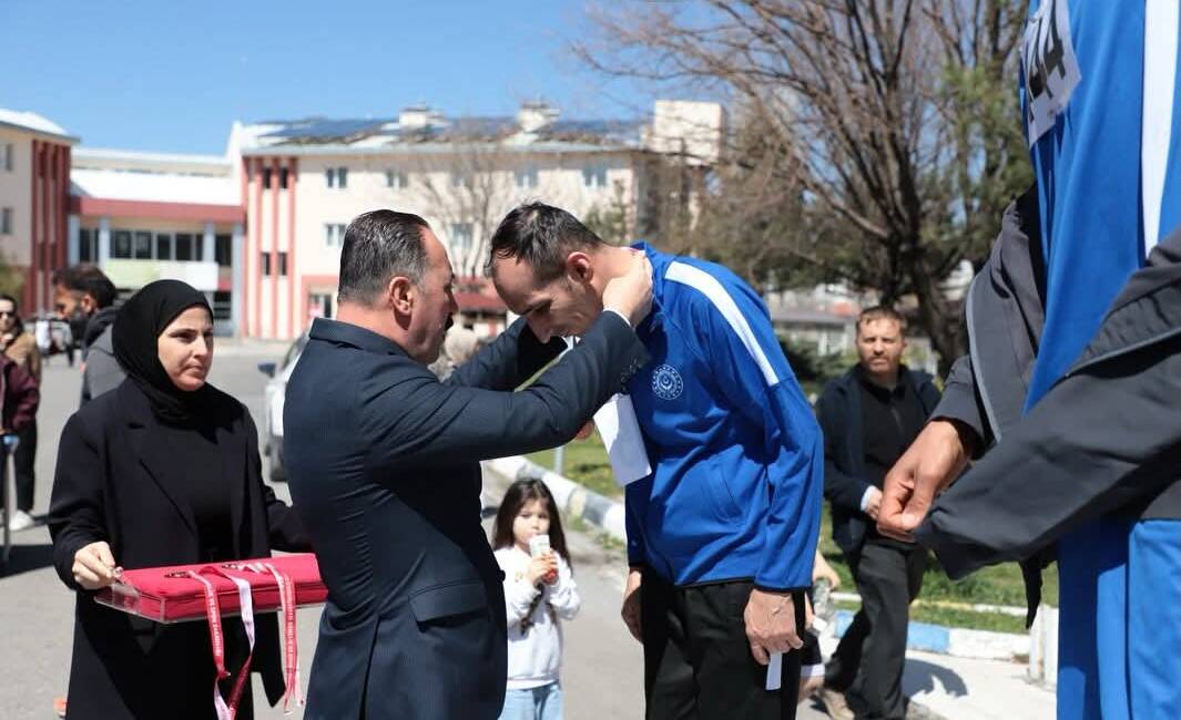 Aksaray’da masa tenisi ve atletizm branşlarında düzenlenen özel sporcular il