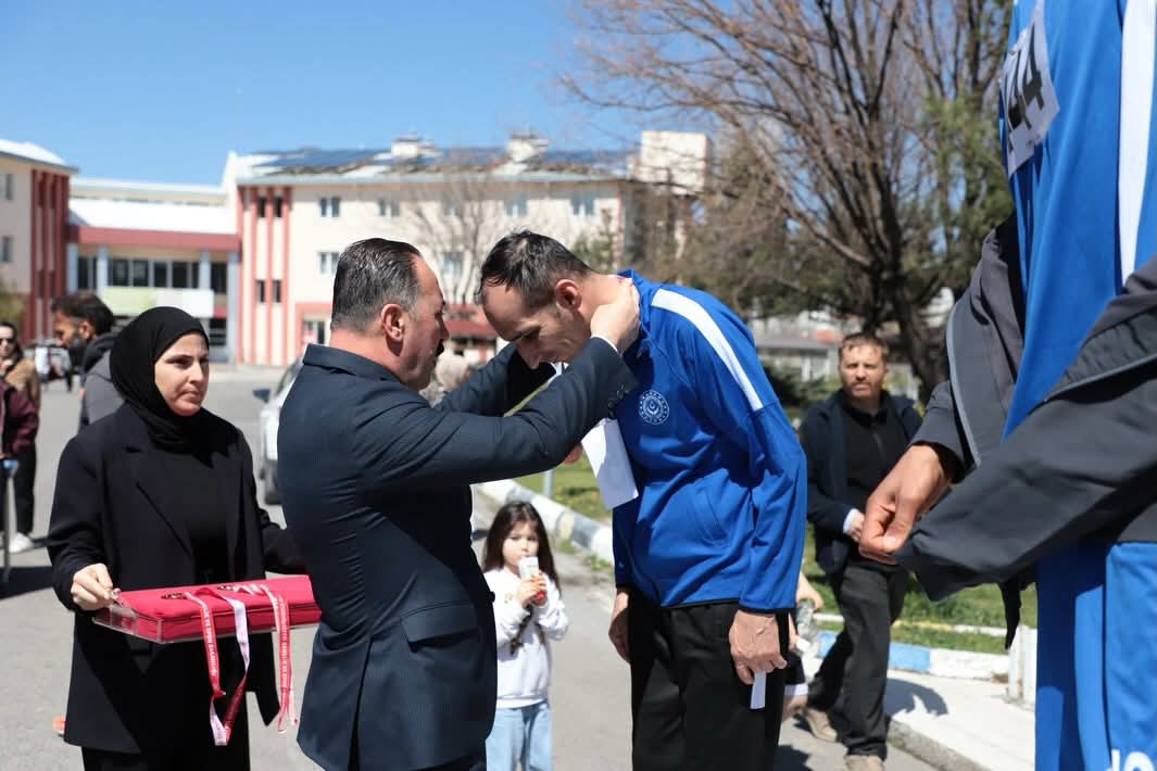 Aksaray’da masa tenisi ve atletizm branşlarında düzenlenen özel sporcular il