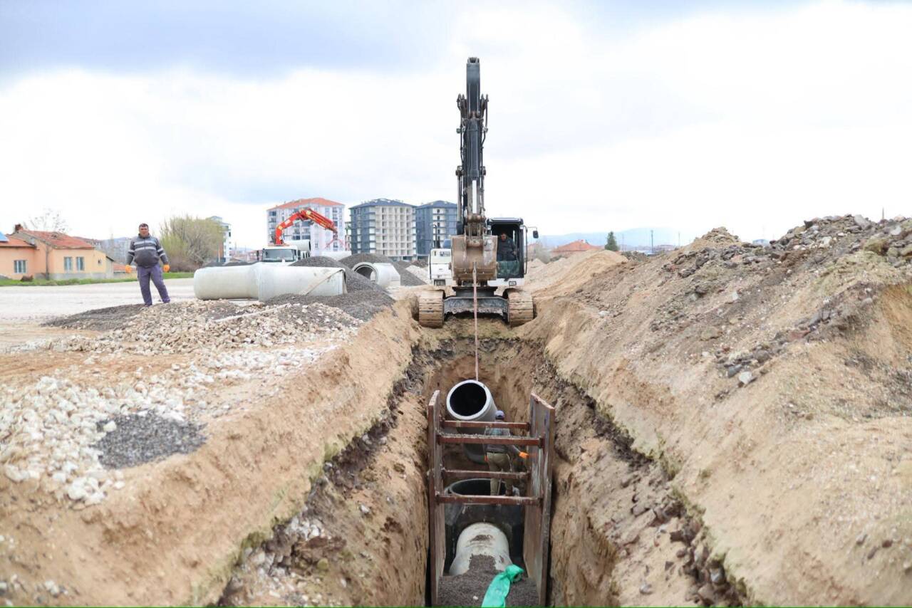 Aksaray Belediyesi, Sanayi Mahallesi’nde yürüttüğü kanalizasyon hattı çalışmasıyla şehir altyapısını