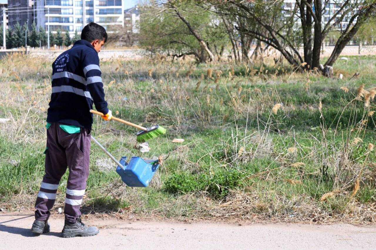 Aksaray Belediyesi, kent genelinde sürdürdüğü temizlik çalışmalarıyla çevre bilincine dikkat
