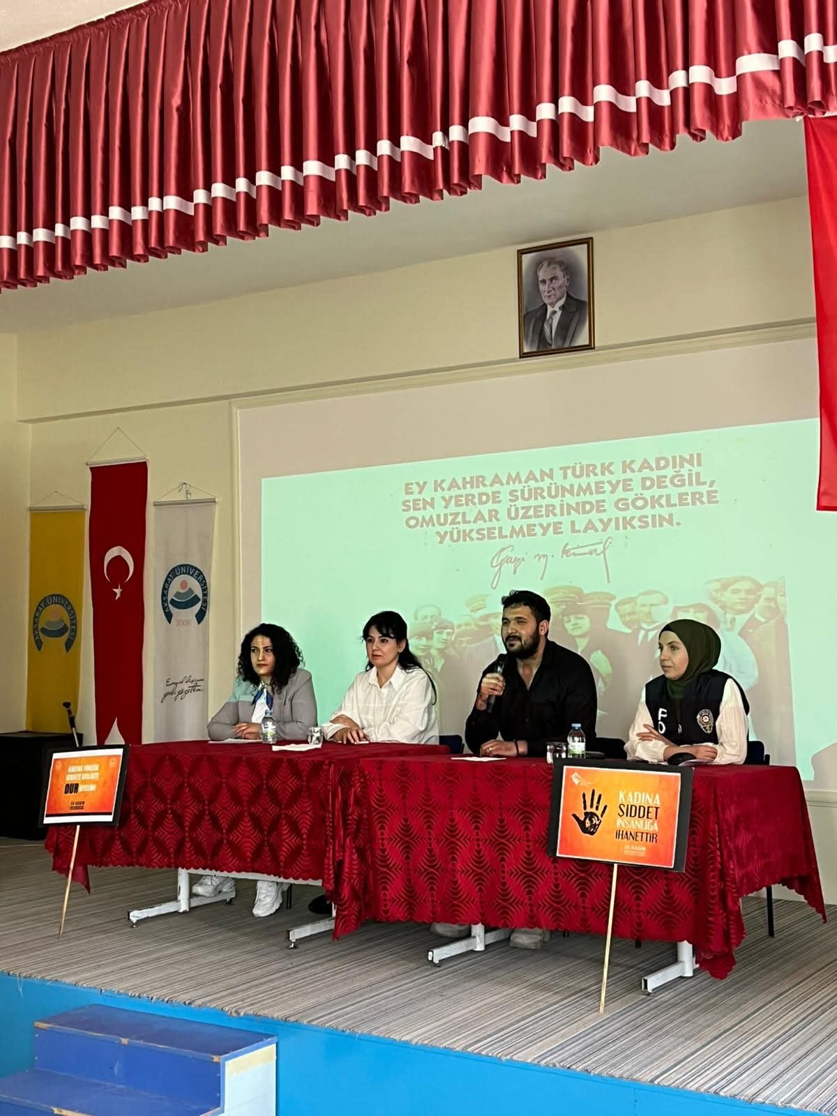 Aksaray’da üniversite öğrencilerine yönelik düzenlenen panelde, kadına yönelik şiddetle mücadele