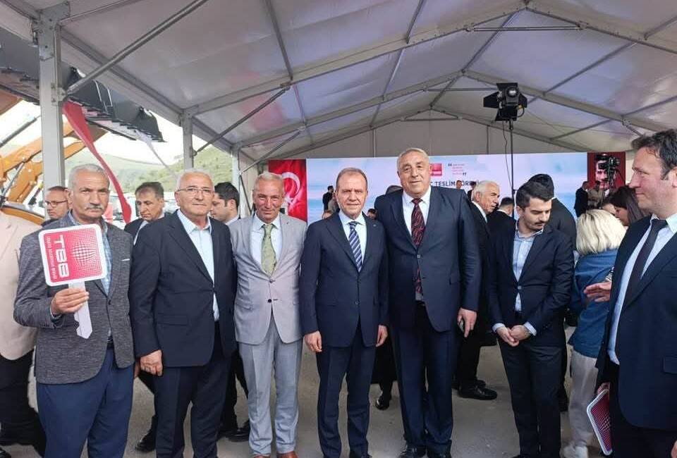 Taşpınar’a güç katan hibe: Araç filosu yeni iş makinesiyle büyüdü Taşpınar Belediyesi, Türkiye Belediyeler Birliği tarafından hibe edilen ekskavatör iş