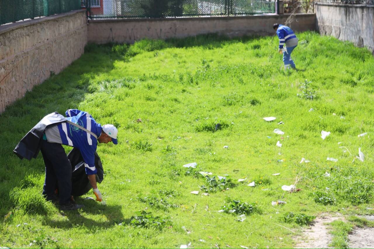 Aksaray Belediyesi ekipleri, Kılıçarslan Mahallesi’nde kapsamlı temizlik çalışması gerçekleştirdi. Ortak