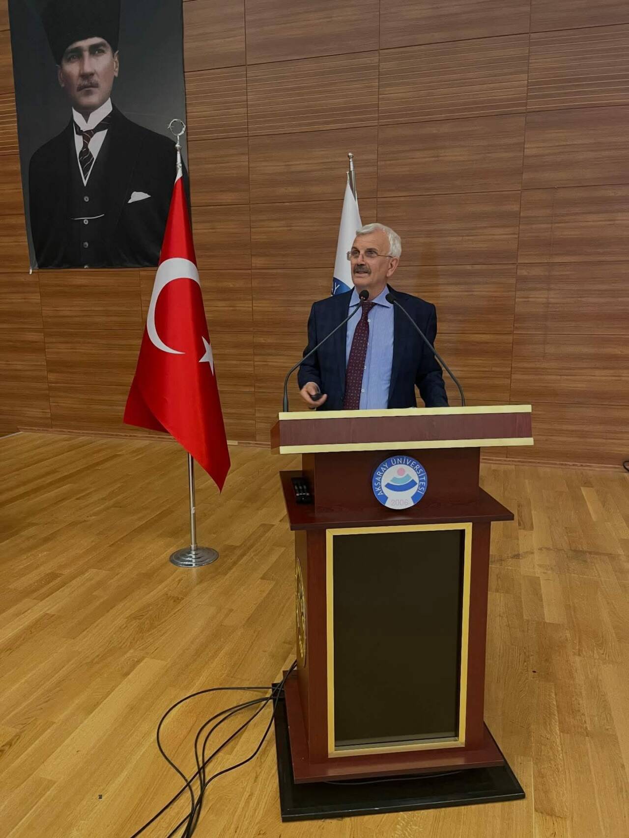 Aksaray Üniversitesi Tıp Fakültesi’nde düzenlenen “Gökyüzünde Tıbbın Yolculuğu” başlıklı konferans,