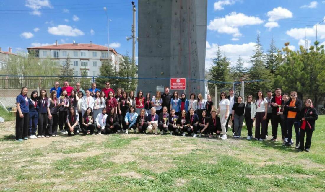 Zirveye tırmanan gençler: Aksaray’da Nefes Kesen İl Birinciliği Tamamlandı Aksaray’da düzenlenen Okul Sporları Spor Tırmanışı İl Birinciliği müsabakaları, genç
