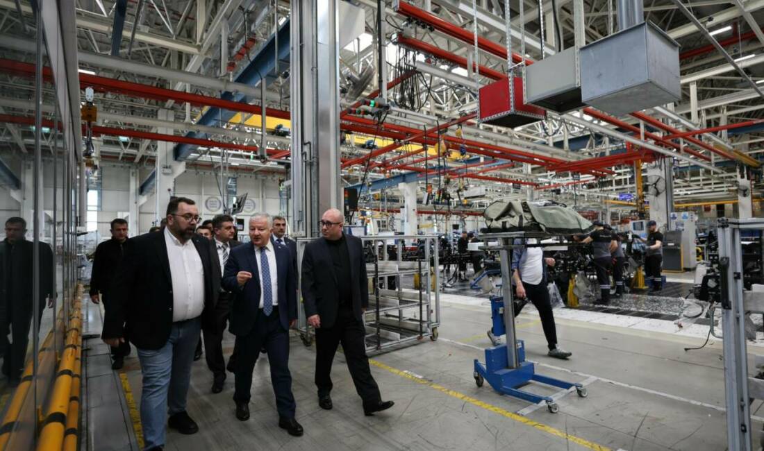 Mercedes Benz Kamyon Fabrikası’nda gerçekleşen ziyarette, Aksaray Valisi Murat Duru