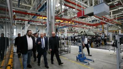 Mercedes Benz Kamyon Fabrikası’nda gerçekleşen ziyarette, Aksaray Valisi Murat Duru