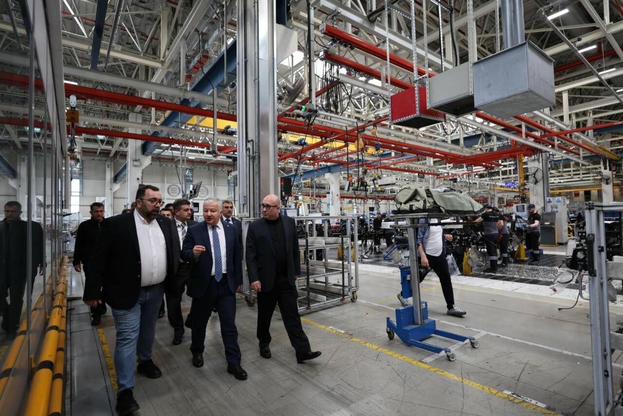 Mercedes Benz Kamyon Fabrikası’nda gerçekleşen ziyarette, Aksaray Valisi Murat Duru