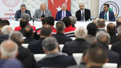 Aksaray Valisi Murat Duru, Ağaçören’de düzenlenen toplantıda ilçe yöneticileri, muhtarlar