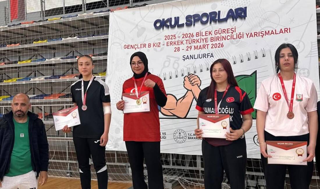 Okul Sporları Bilek Güreşi Genç Kız B kategorisinde mücadele eden