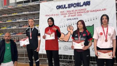 Okul Sporları Bilek Güreşi Genç Kız B kategorisinde mücadele eden