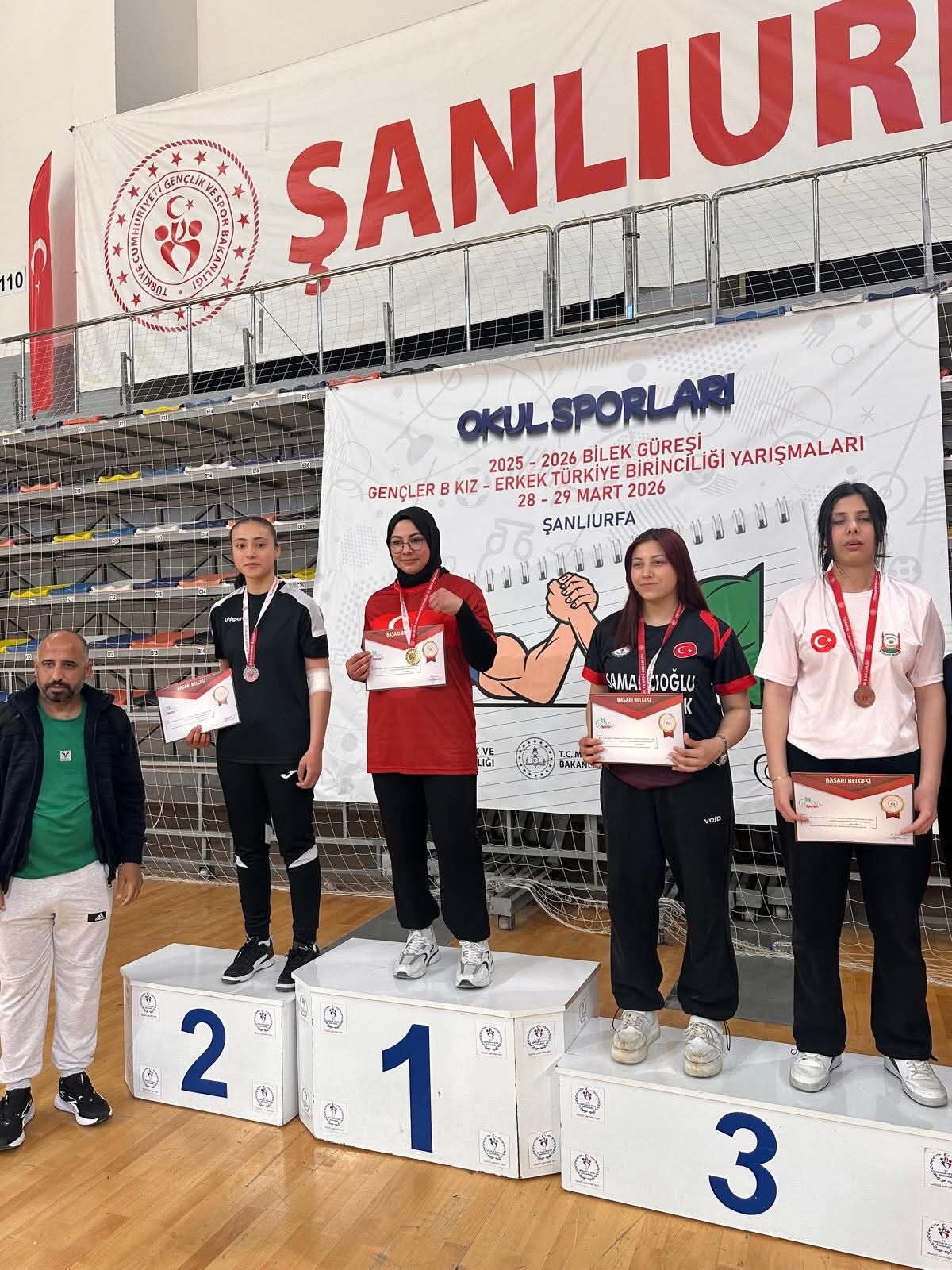 Okul Sporları Bilek Güreşi Genç Kız B kategorisinde mücadele eden