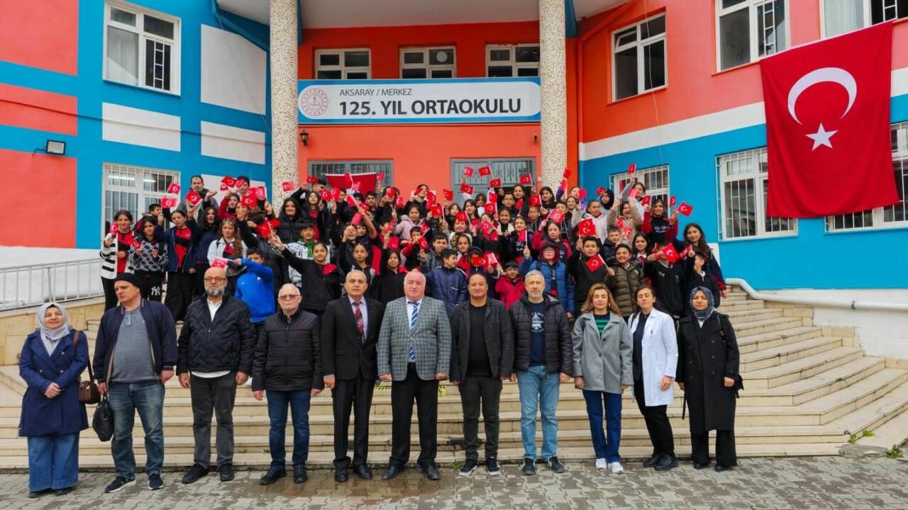 Aksaray’da 20 Nisan’da tüm okullarda düzenlenen etkinlikte bayraklarla birlik mesajı