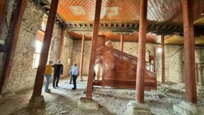 Eskil Ulu Camii’nde sürdürülen restorasyon çalışmaları, düzenlenen teknik toplantıyla yerinde