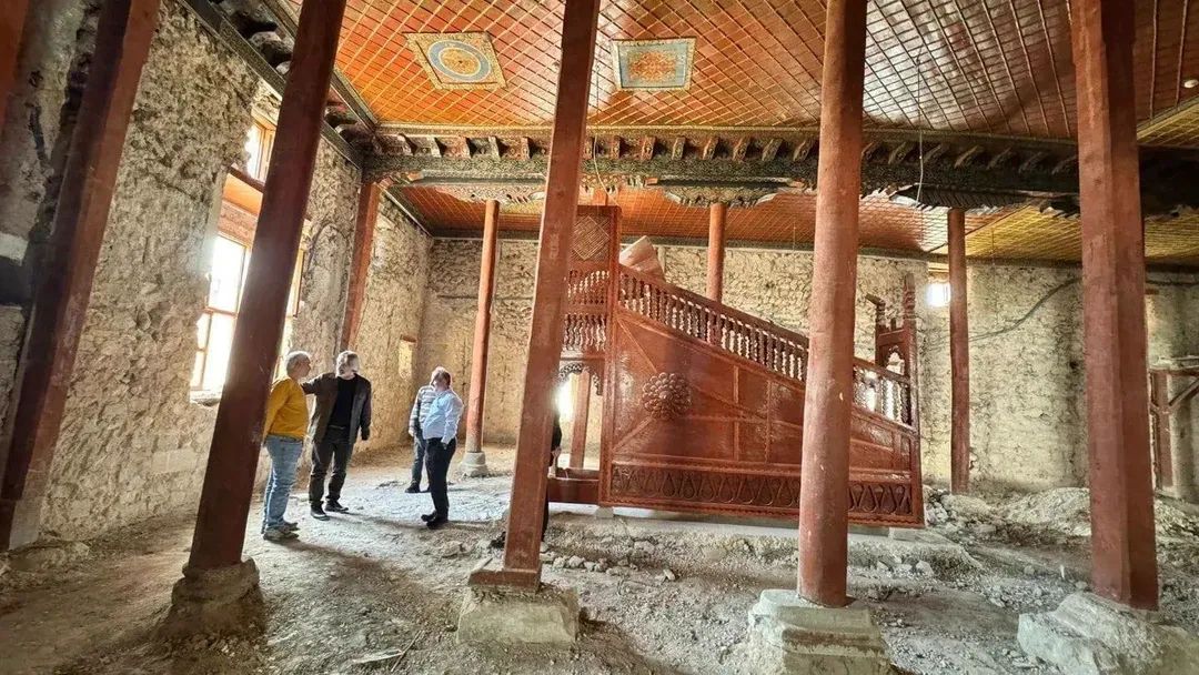 Eskil Ulu Camii’nde sürdürülen restorasyon çalışmaları, düzenlenen teknik toplantıyla yerinde
