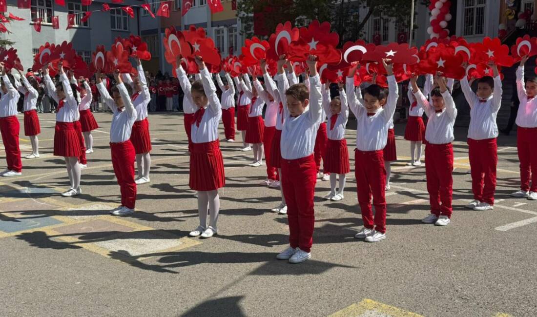 Aksaray’da 23 Nisan kutlamaları meydanları aştı! Aksaray’da 23 Nisan kutlamaları yoğun katılımla gerçekleşti. Öğrencilerin gösterileri büyük