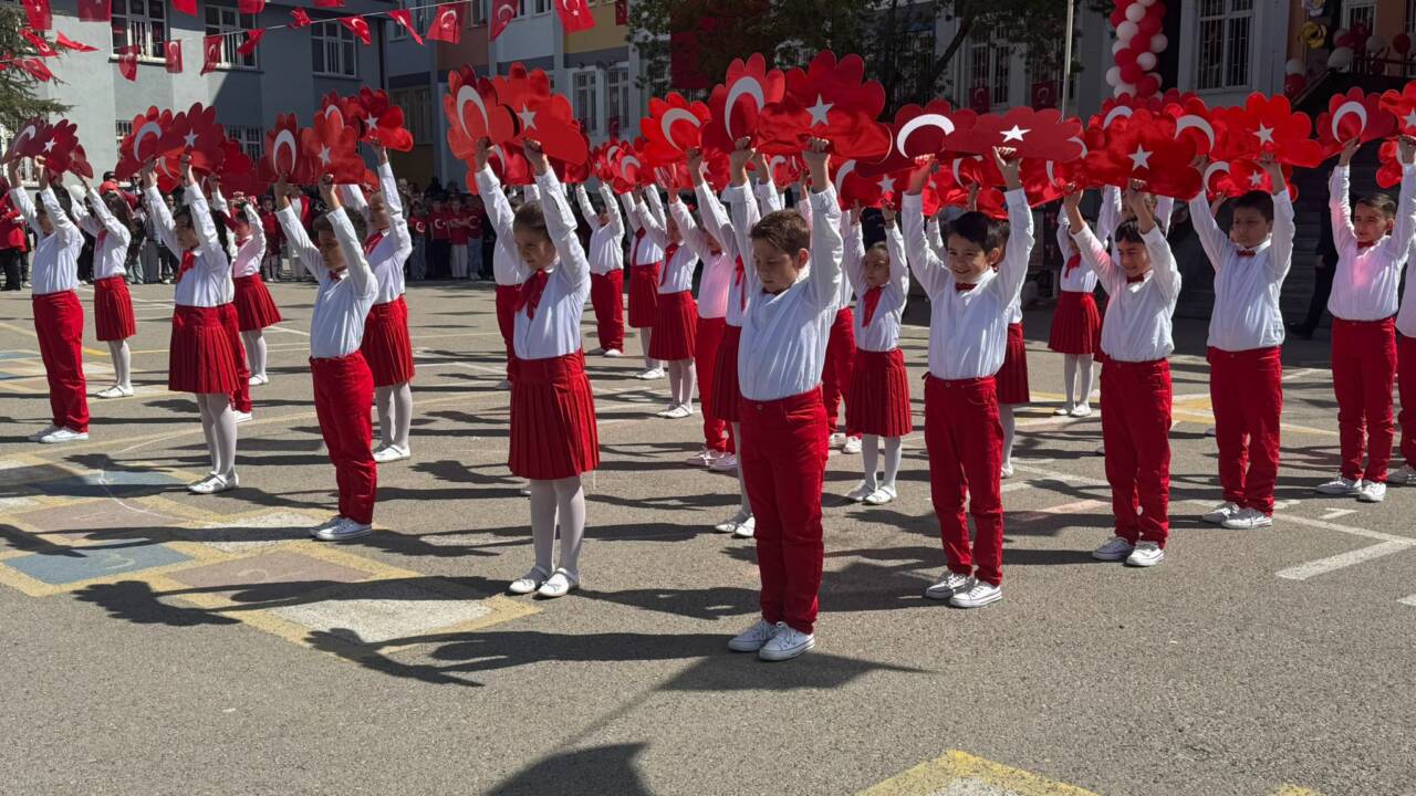 Aksaray’da 23 Nisan kutlamaları yoğun katılımla gerçekleşti. Öğrencilerin gösterileri büyük
