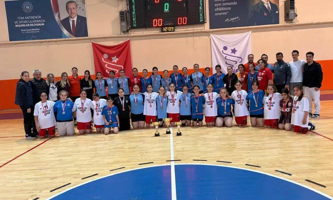 Aksaray’da düzenlenen Küçük Kızlar Hentbol İl Birinciliği müsabakaları, büyük heyecana