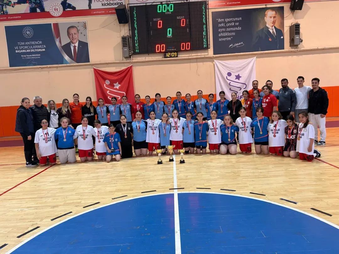 Aksaray’da düzenlenen Küçük Kızlar Hentbol İl Birinciliği müsabakaları, büyük heyecana