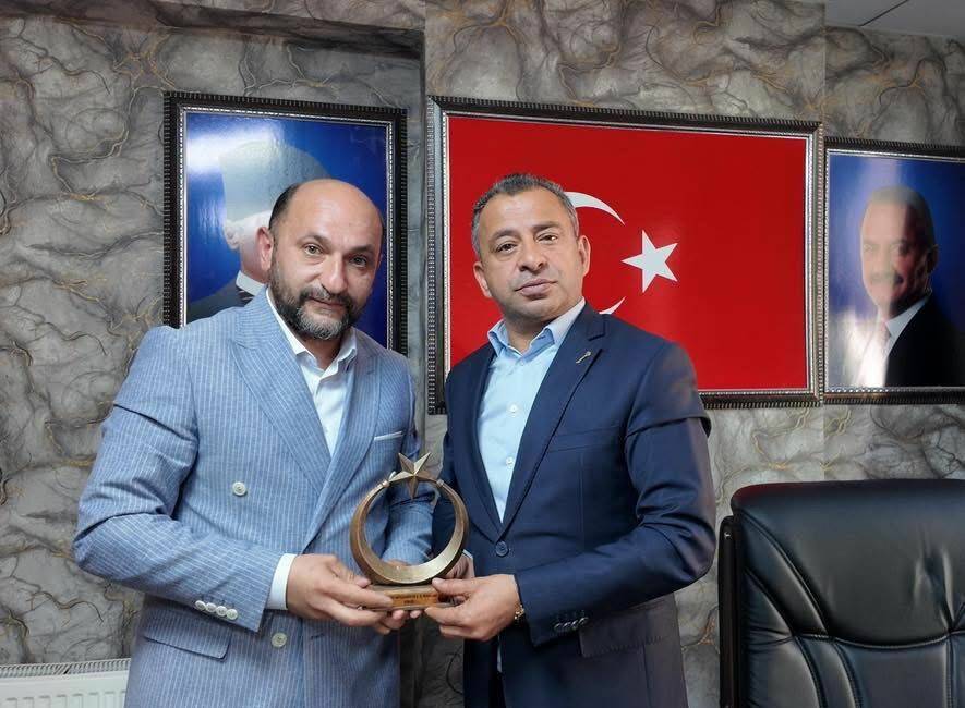 Müteahhitler ve insanları birliği, Anahtar Partiyi ziyaret etti; Müteahhitler Birliği heyeti, Anahtar Parti İl Başkanı Ali Karakuş’u ziyaret