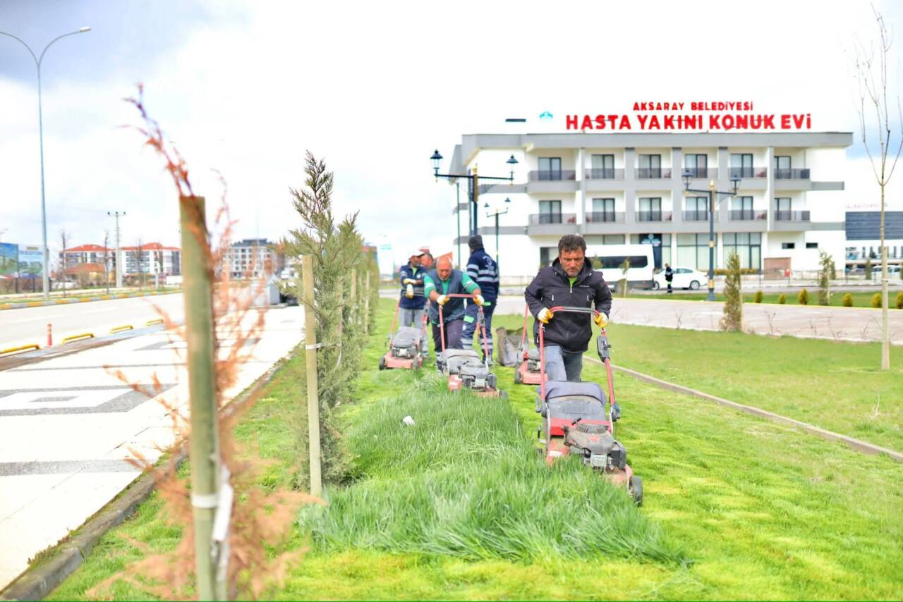 Aksaray Belediyesi ekipleri, Tacin Mahallesi’nde çim biçme, peyzaj ve genel