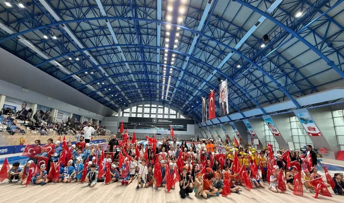 Aksaray’da düzenlenen 23 Nisan Yüzme Şenlikleri, 140 minik sporcunun katılımıyla