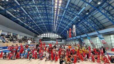 Aksaray’da düzenlenen 23 Nisan Yüzme Şenlikleri, 140 minik sporcunun katılımıyla
