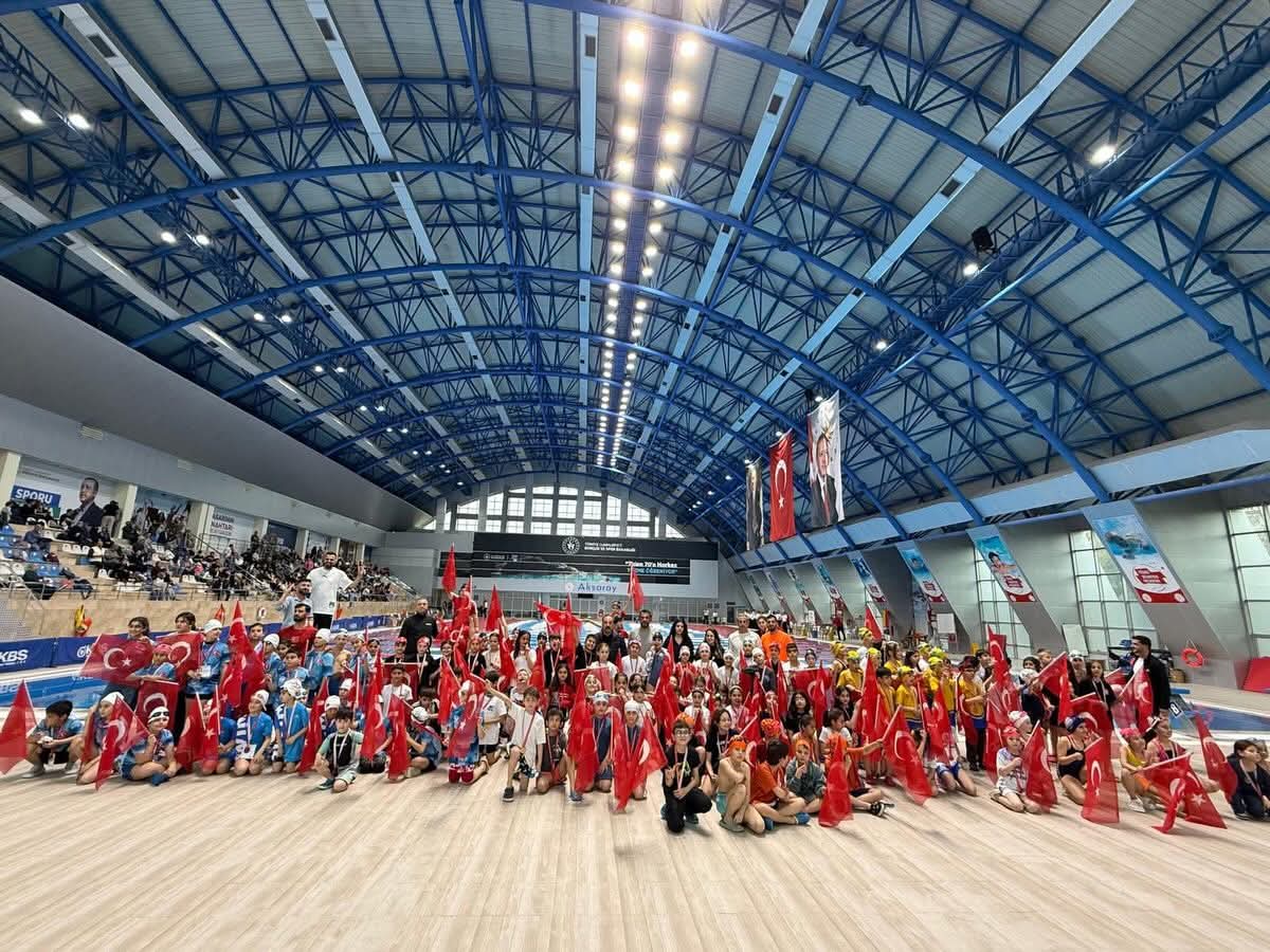 Aksaray’da düzenlenen 23 Nisan Yüzme Şenlikleri, 140 minik sporcunun katılımıyla