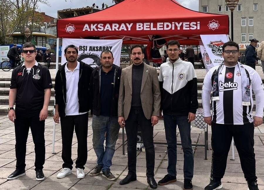 Aksaray’da Beşiktaşlılardan anlamlı lokma hayrı! Kahramanmaraş’taki okul saldırısında hayatını kaybedenler için Aksaray’da lokma dağıtıldı, dualar