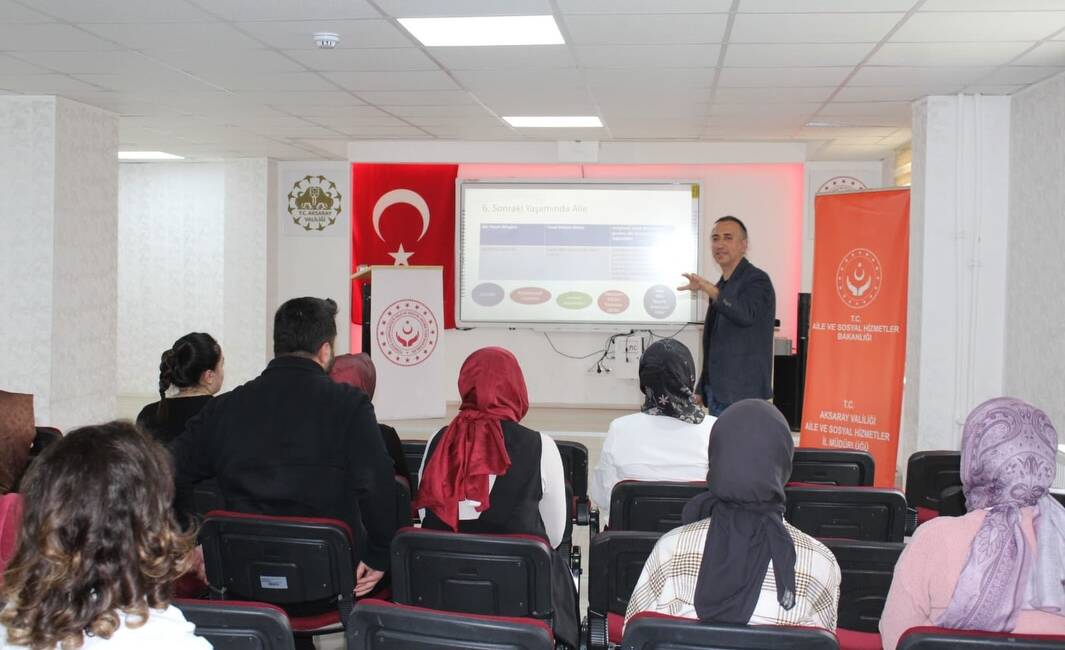Aksaray’da aile eğitimlerine akademik destek Aksaray Aile ve Sosyal Hizmetler İl Müdürlüğü Konferans Salonu’nda, yerel