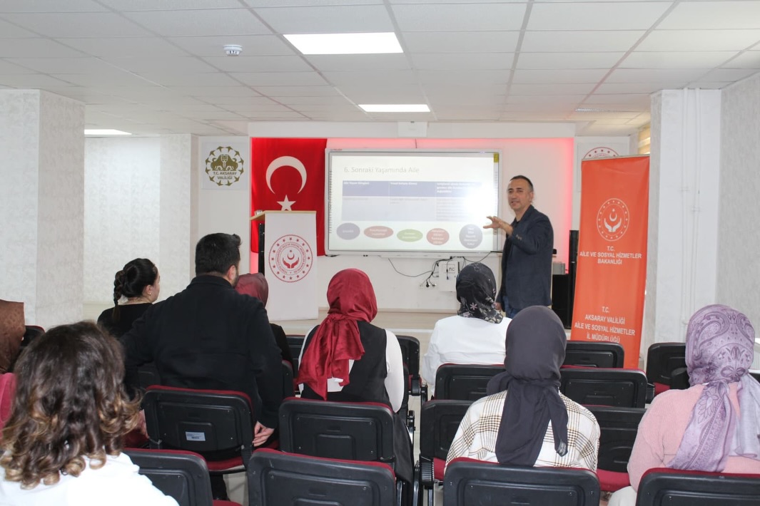 Aksaray Aile ve Sosyal Hizmetler İl Müdürlüğü Konferans Salonu’nda, yerel