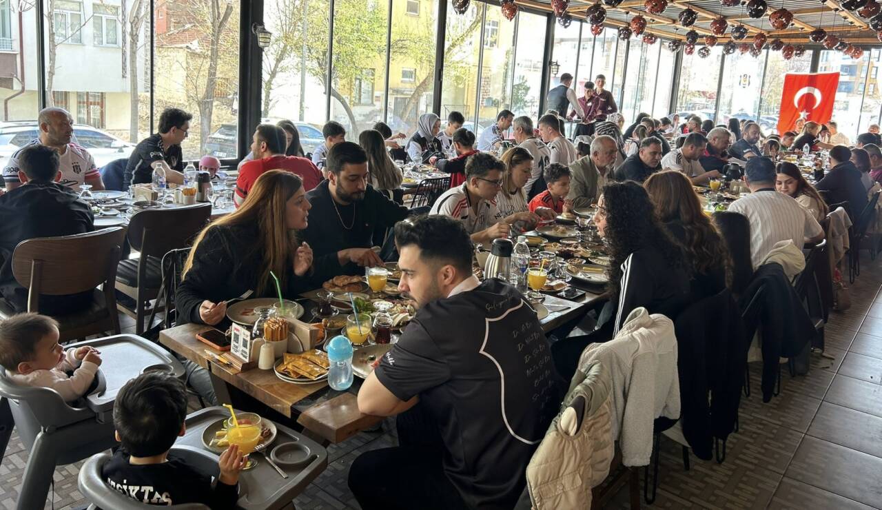 Aksaray’da Beşiktaşlılar Derneği’nin düzenlediği kahvaltı programında birlik, beraberlik ve siyah-beyaz