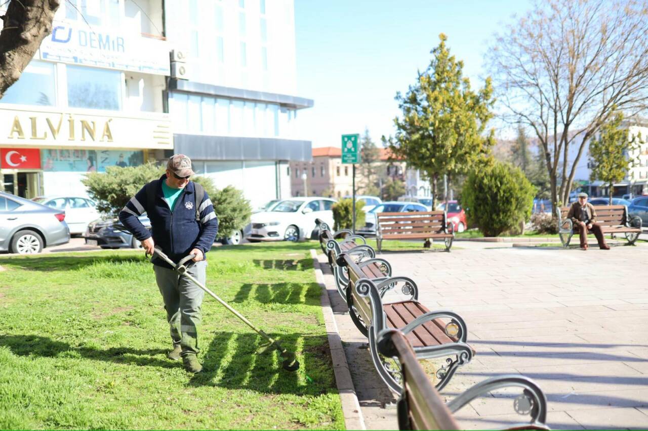 Aksaray’da baharın gelmesiyle birlikte şehrin dört bir yanında yeşil alan
