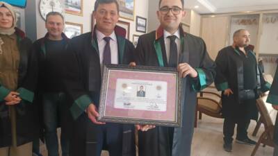 Aksaray Barosu Avukatlar Odası’nda düzenlenen törende, avukatlık stajlarını başarıyla tamamlayan