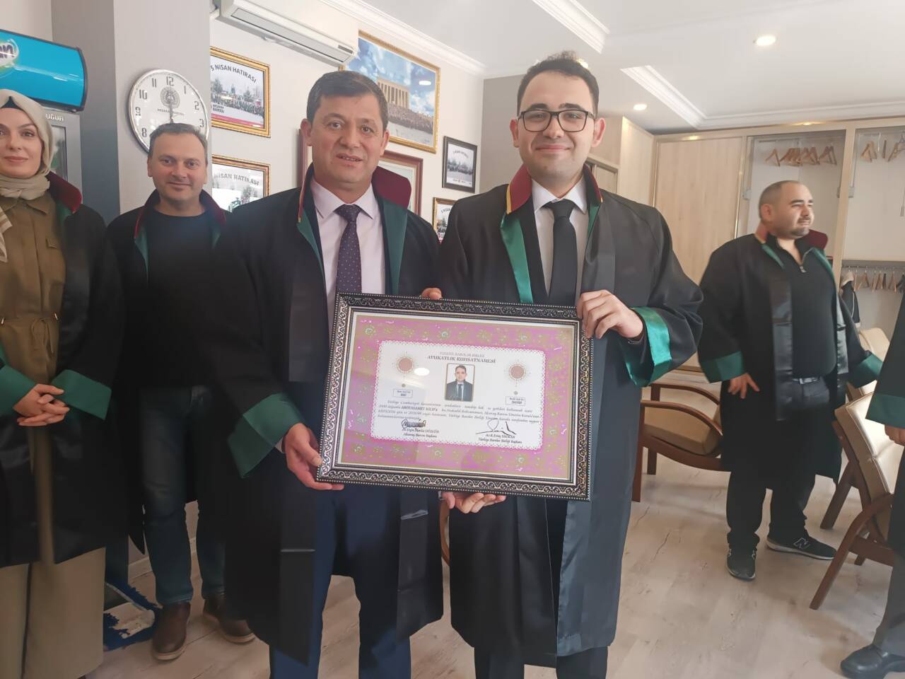 Aksaray Barosu Avukatlar Odası’nda düzenlenen törende, avukatlık stajlarını başarıyla tamamlayan