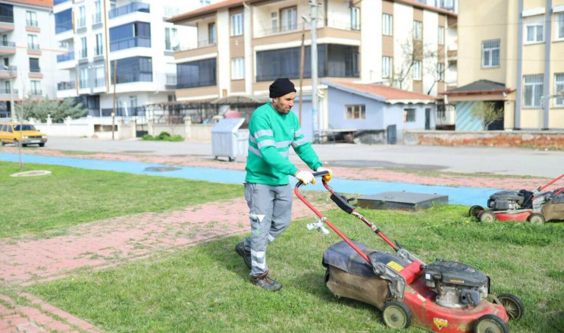 Aksaray Belediyesi, Yunus Emre Caddesi’ndeki parkta başlattığı peyzaj çalışmalarıyla vatandaşlara