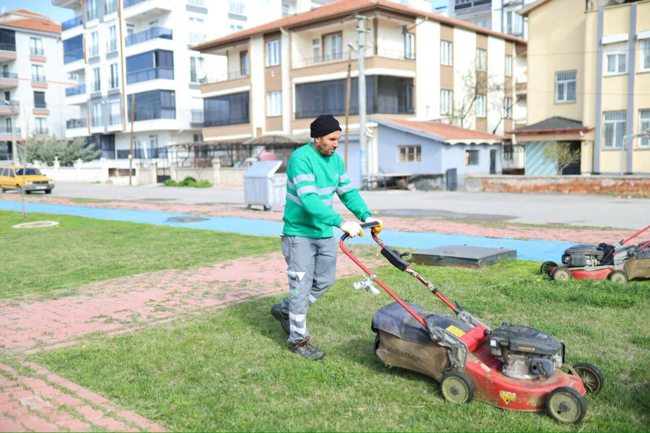 Aksaray Belediyesi, Yunus Emre Caddesi’ndeki parkta başlattığı peyzaj çalışmalarıyla vatandaşlara