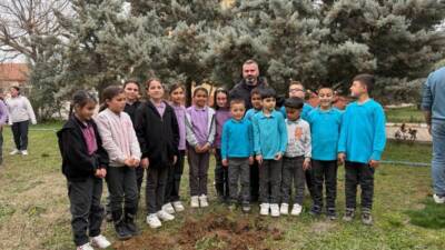 Aksaray’da ÇEDES projesi kapsamında öğrencilerin katılımıyla fidan dikim etkinliği düzenlendi.