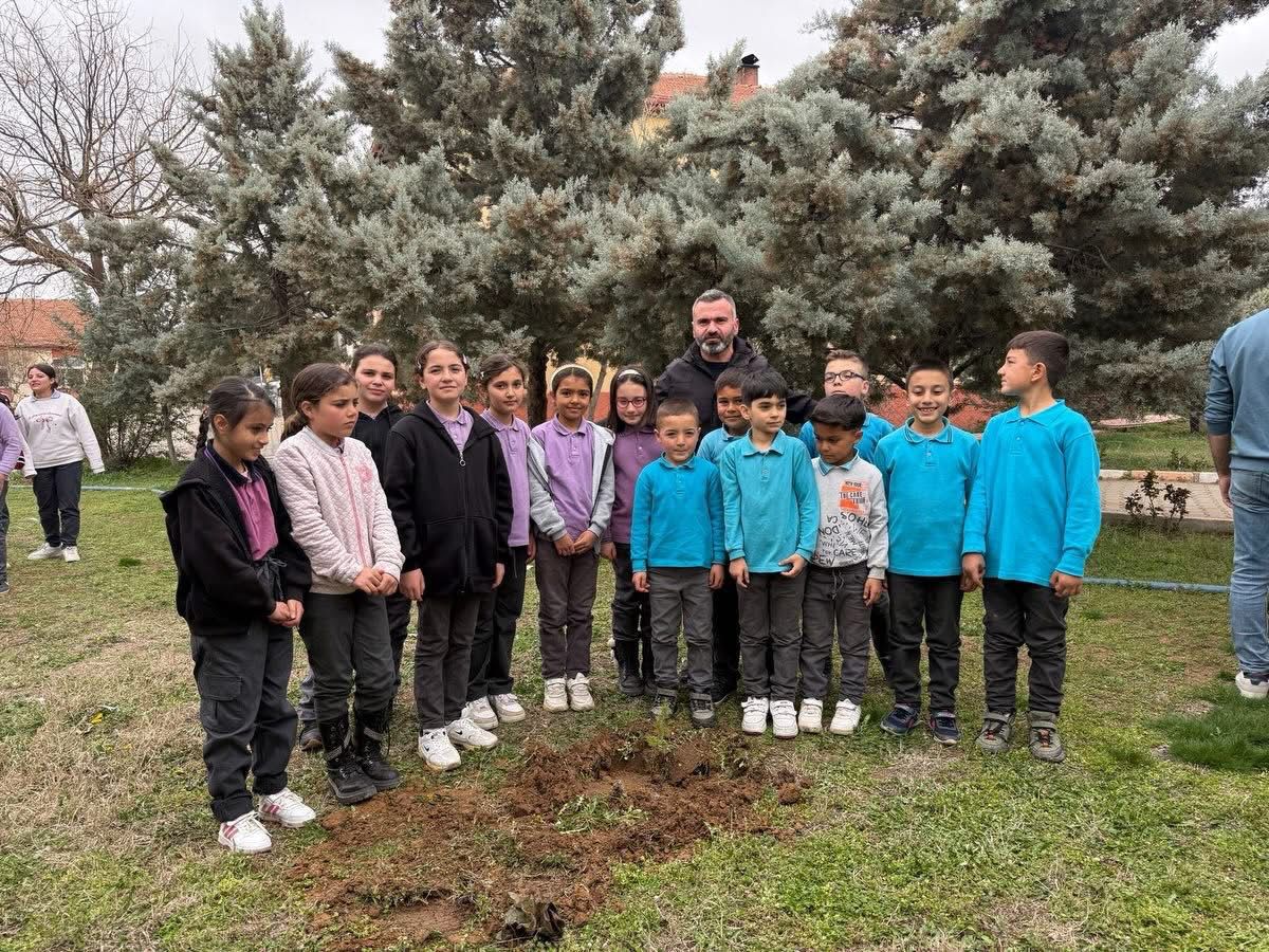 Aksaray’da ÇEDES projesi kapsamında öğrencilerin katılımıyla fidan dikim etkinliği düzenlendi.