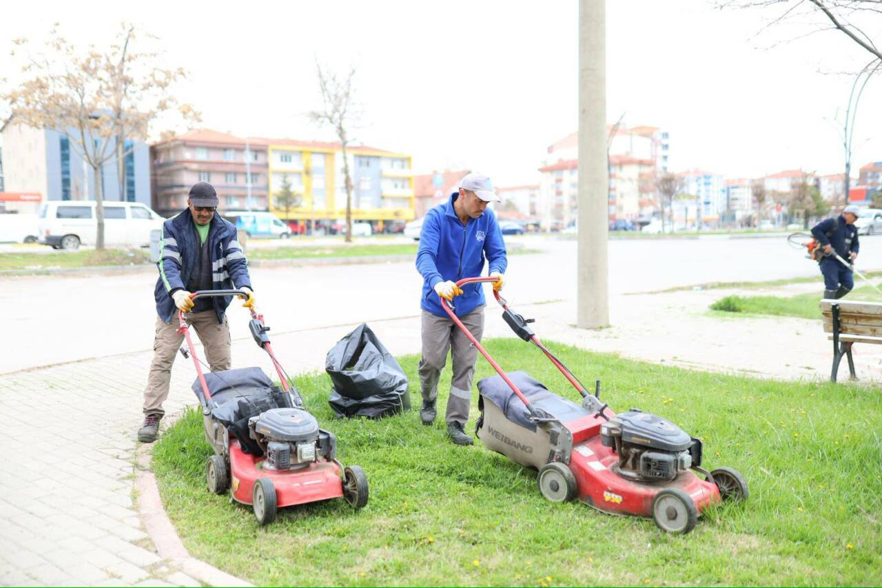 Aksaray Belediyesi, mahalle parklarında çim biçme ve peyzaj çalışmalarıyla hem
