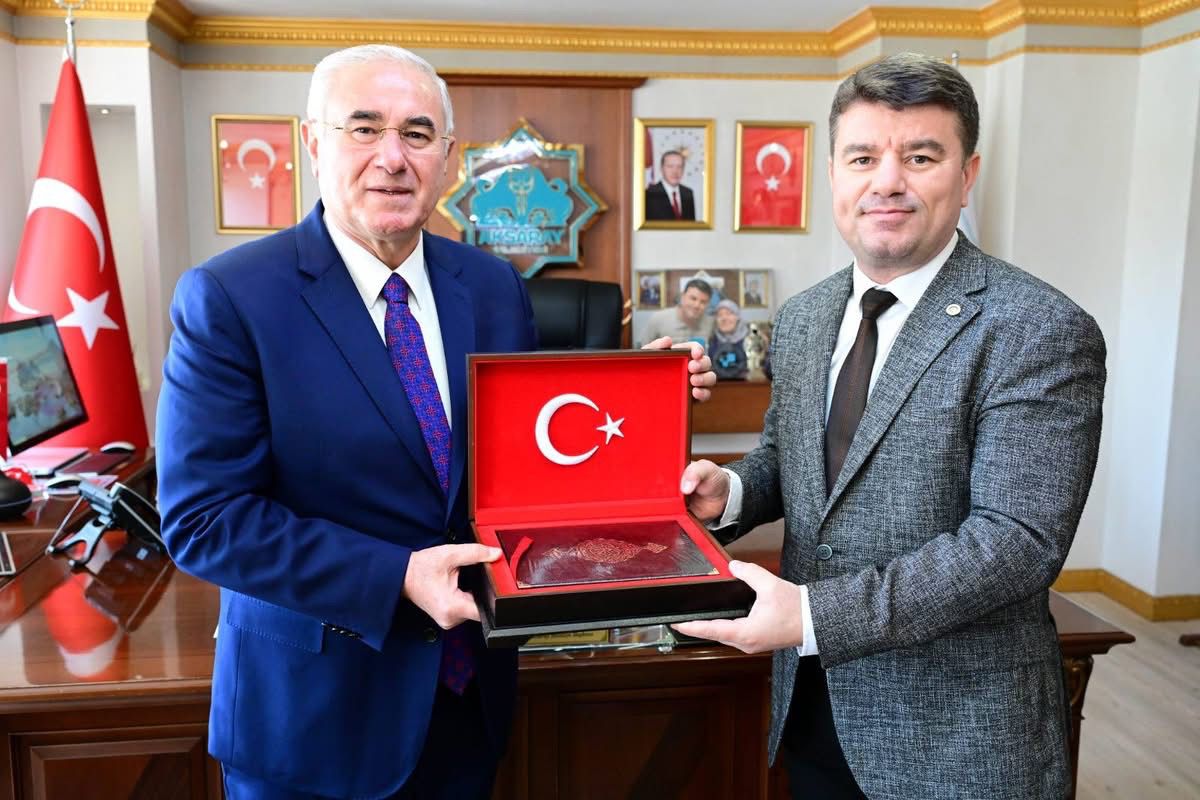 Aksaray Belediyesi’nde gerçekleşen ziyarette Belediye Başkanı Evren Dinçer, Kamu Başdenetçisi