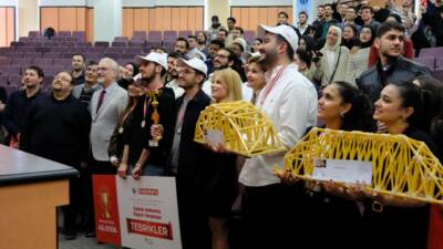 Gaziantep Üniversitesi’nde düzenlenen yarışmada 100 öğrenci, makarnadan köprülerle dayanıklılık mücadelesi